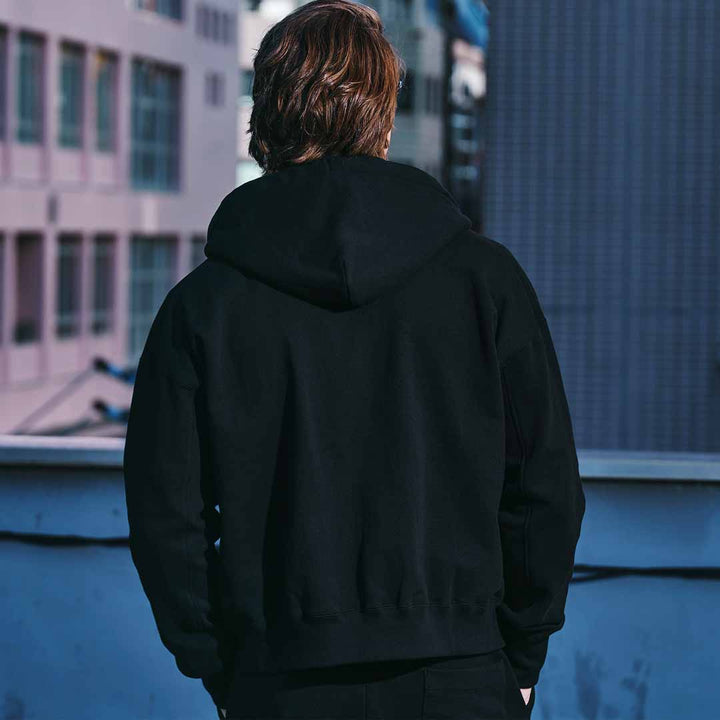 GSC「01 ZIP HOODIE」ブラック バック　着用モデル