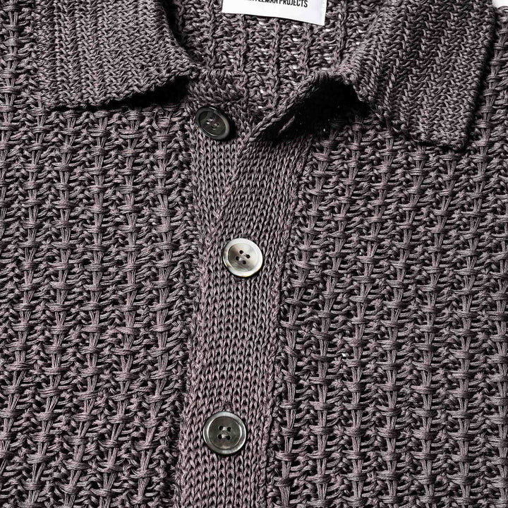ザク編みニットポロシャツ「SUKHNA(スクナ)」グレー　ボタン　ディテール