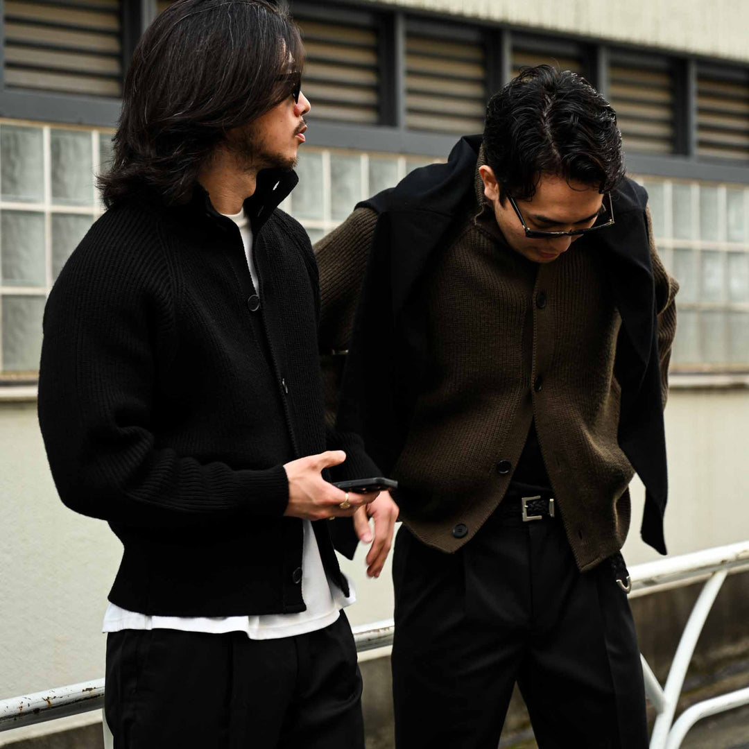 ショート丈ニットブルゾン「K-9(ケーナイン)」ブラック＆オリーブ　着用モデル