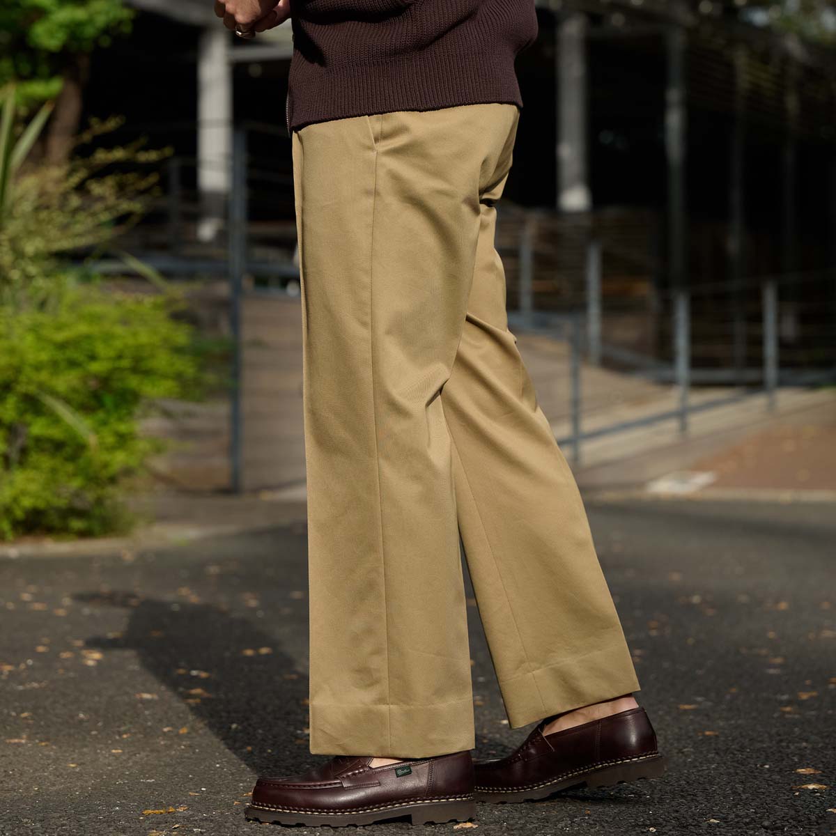 S*s様 最終値下げ！ BOTTEGA VENETA コットンチノトラウザー ブ 東京近郊でアレック・ソスが撮影。ボッテガ・ヴェネタのSummer 24を