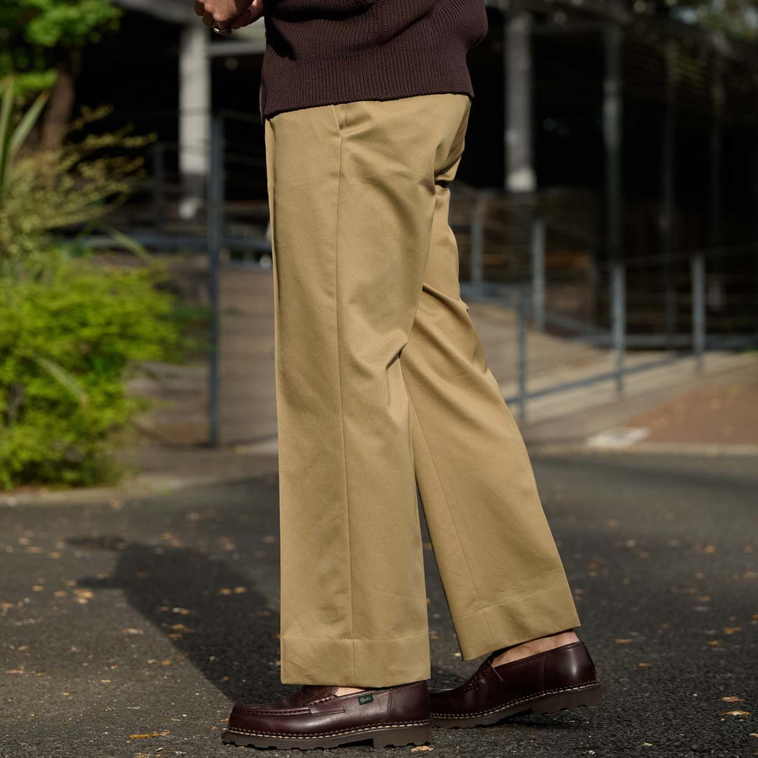 チノトラウザーズ「SAVVY(サヴィー)」サイド　モデル着用　ディテールカット