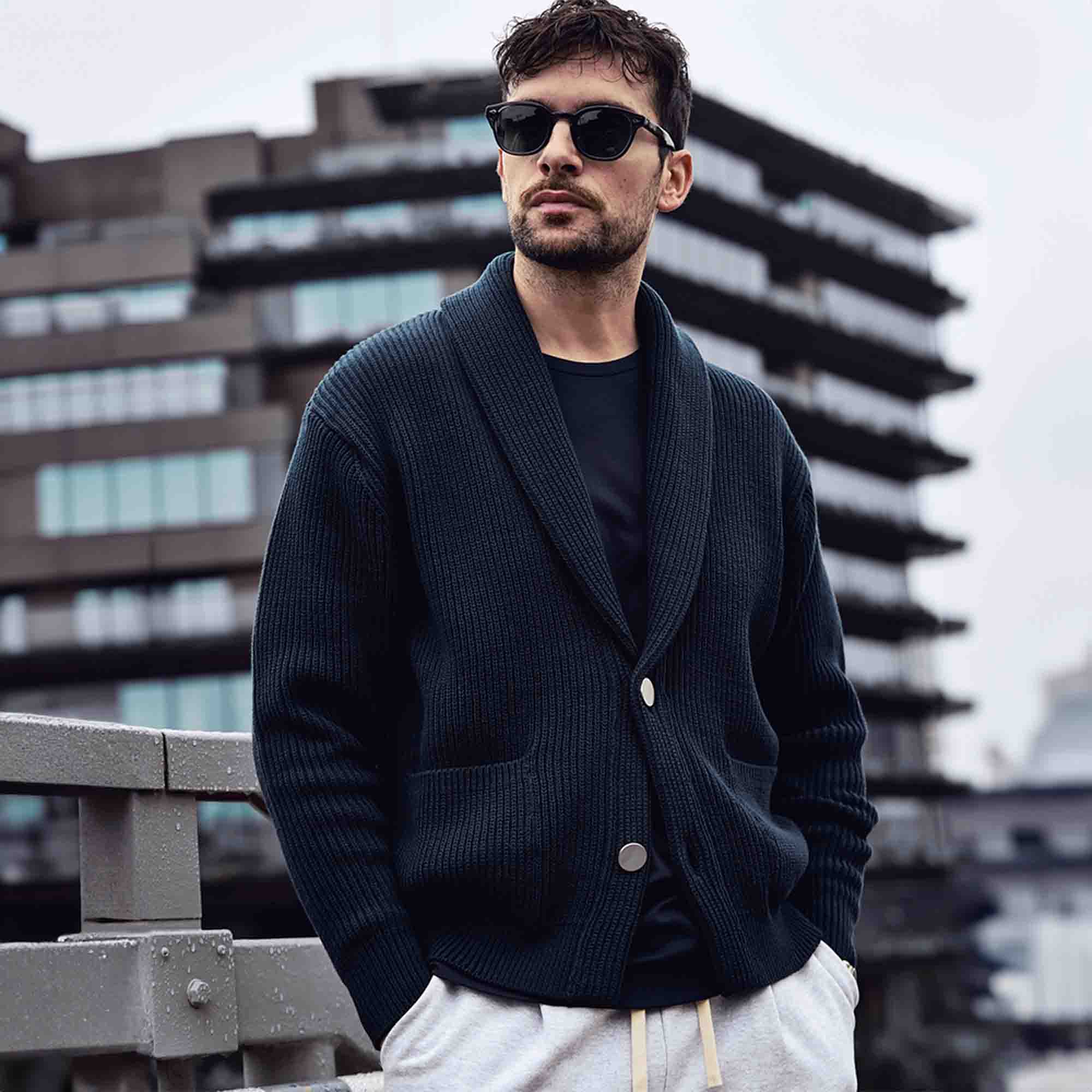 俺たち”の都会派モダンニット「THE WOOSTER 2B CARDIGAN」 – GENTLEMAN