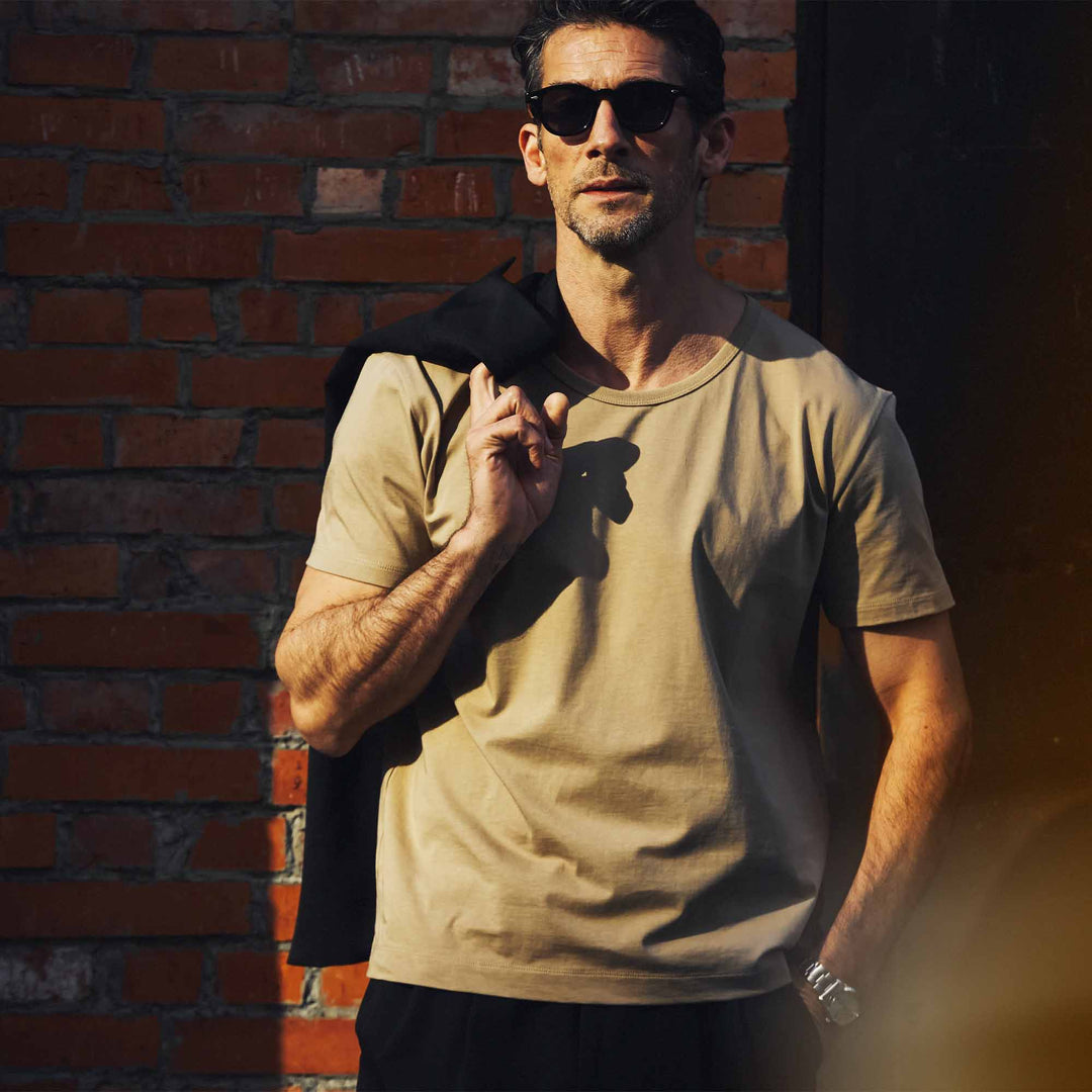 チェストカーブネックTシャツ「ZEFIRO(ぜフィーロ)」