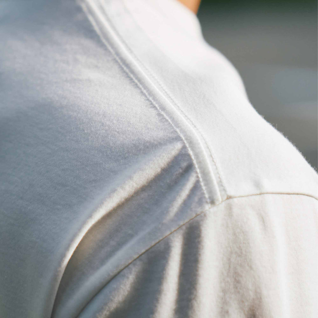 ドレスTシャツ「LEO SNUG」モデル着用　ディテールカット