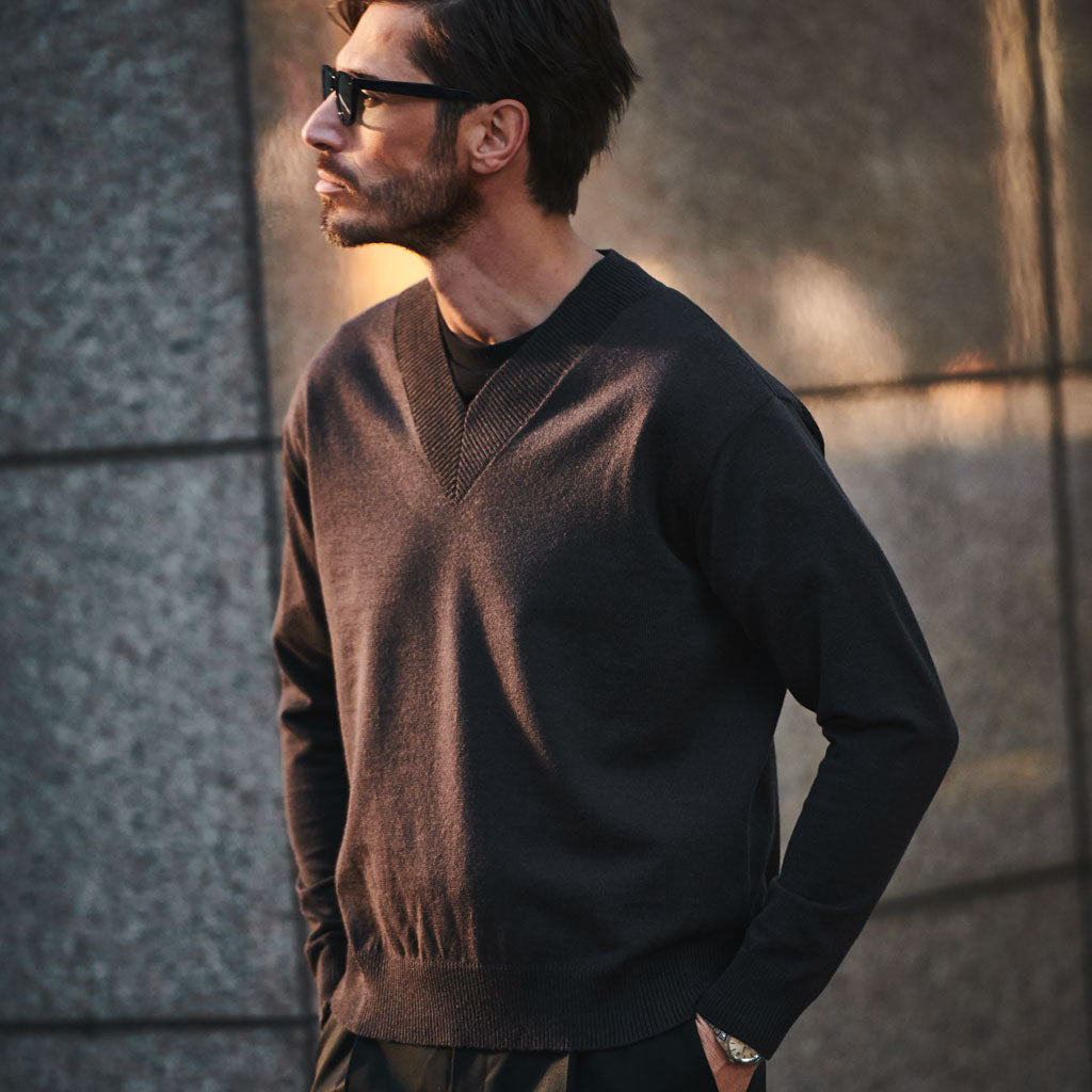 ワイドVネックセーター「BILL(ビル)」チャコール　着用モデル