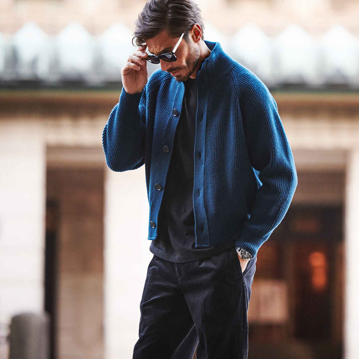 ショート丈ニットブルゾン「K-9(ケーナイン)」グリーンブルー　着用モデル