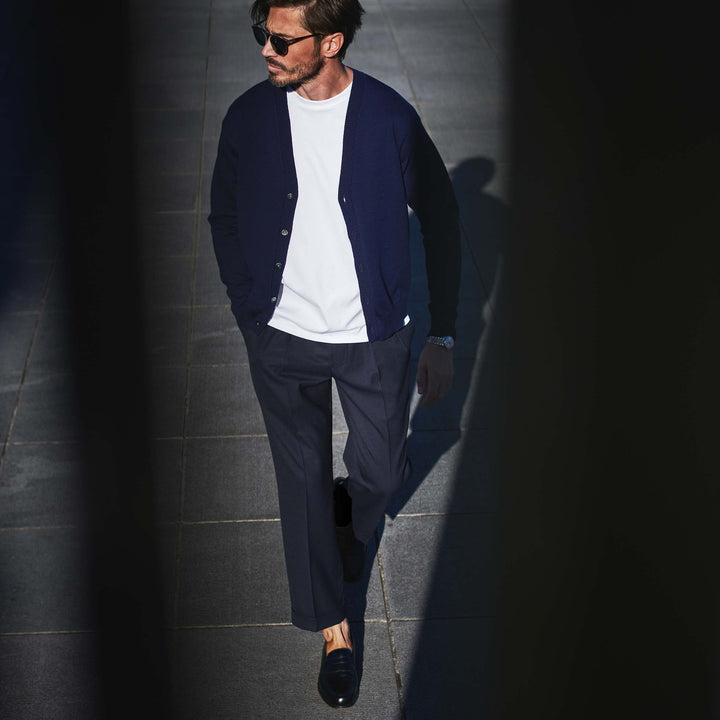 ワイドVネックカーディガン「ROY(ロイ)」ネイビー　着用モデル