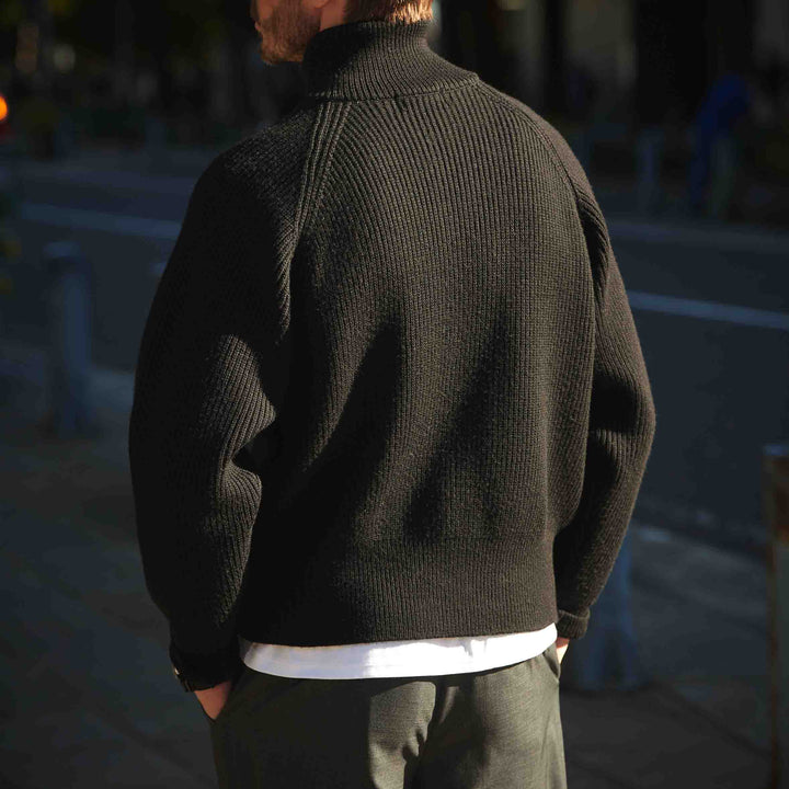 ショート丈ニットブルゾン「K-9(ケーナイン)」ブラック　バック　着用モデル