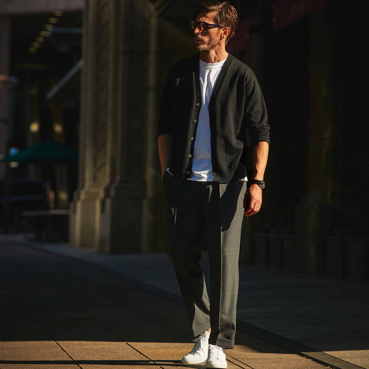 ワイドVネックカーディガン「ROY(ロイ)」チャコール　着用モデル