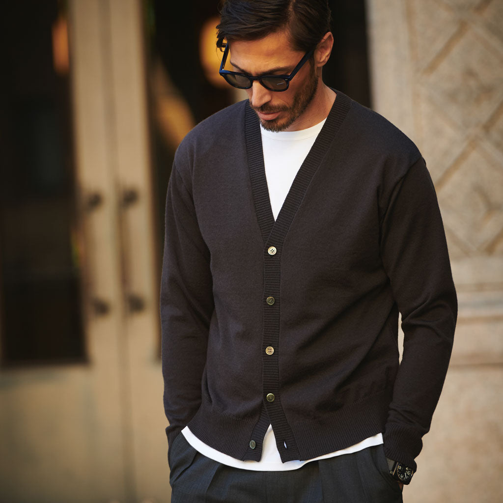 ワイドVネックカーディガン「ROY(ロイ)」　ブラック　着用モデル