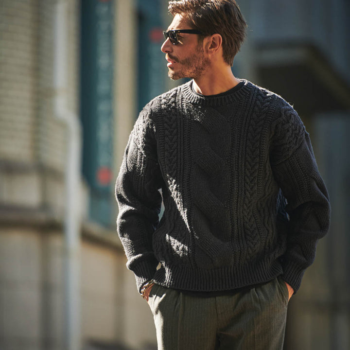 モダンケーブルニット「CROWN(クラウン)」チャコール　着用モデル