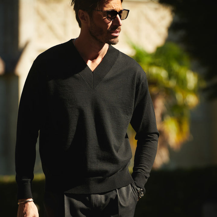 ワイドVネックセーター「BILL(ビル)」着用モデル　カット