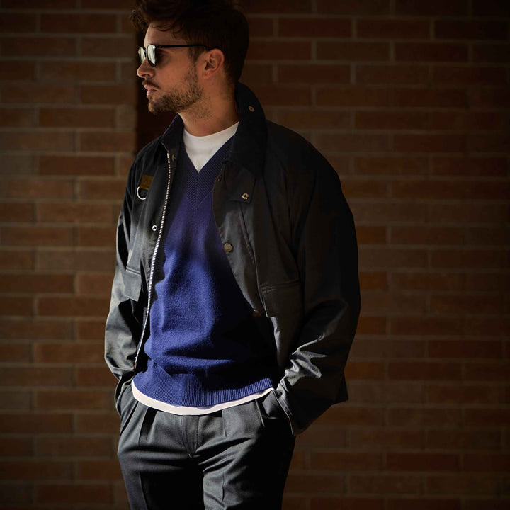 ワイドVネックセーター「BILL(ビル)」ネイビー　着用モデル