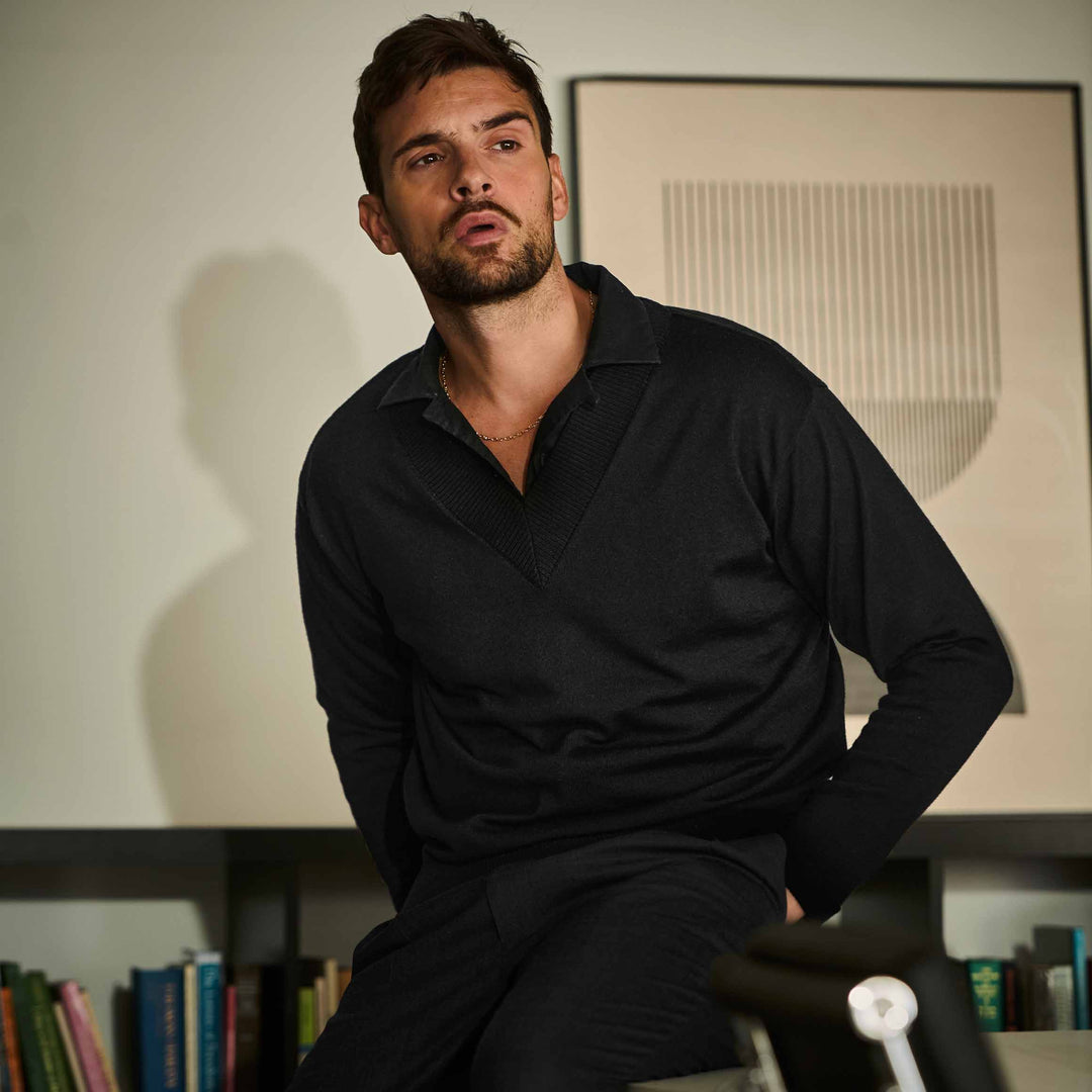 ワイドVネックセーター「BILL(ビル)」ブラック　着用モデル