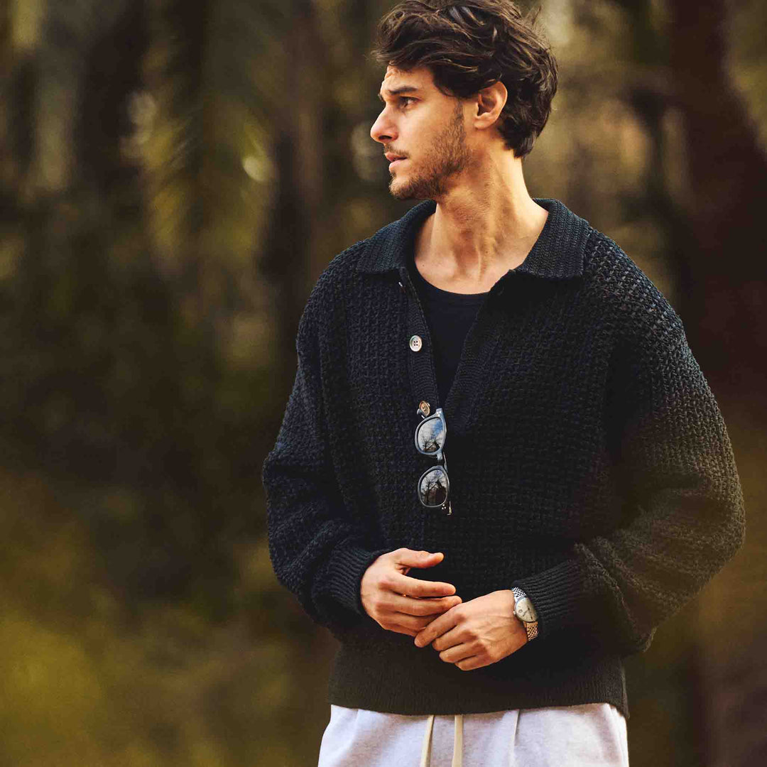 ザク編みニットポロシャツ「SUKHNA(スクナ)」ブラック　着用モデル