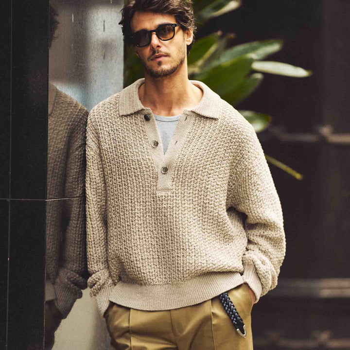 ザク編みニットポロシャツ「SUKHNA(スクナ)」ベージュ　着用モデル